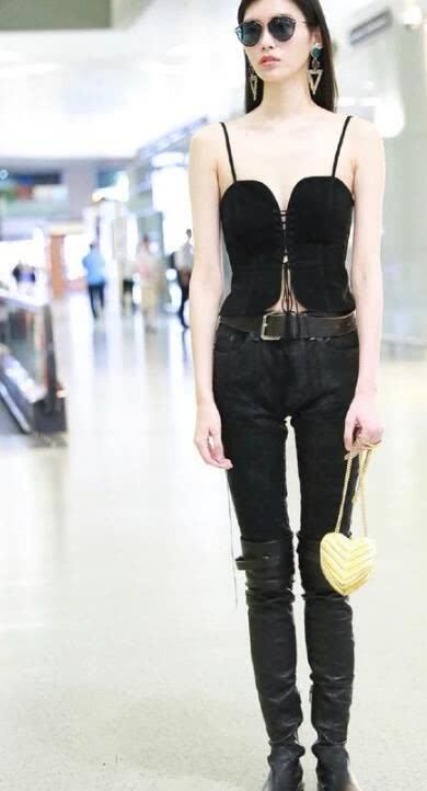 奚梦瑶真厉害，穿吊带却搭了双过膝长靴居然不丑，不愧是超模