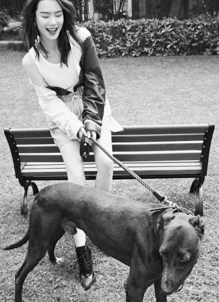 戚薇一改浓妆艳抹形象清新裸妆亮相，有超模脸的气场！