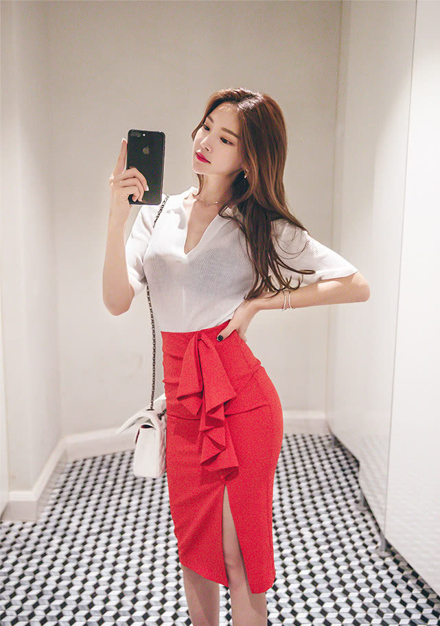 街拍： 身材火辣时尚性感的小姐姐，一身紧装魅力十足！