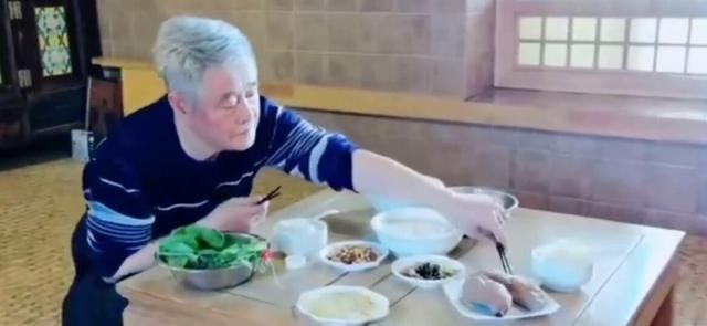 宋小宝到赵本山家吃饭师父给他全身消毒炕真漂亮坐上吃饭真舒服