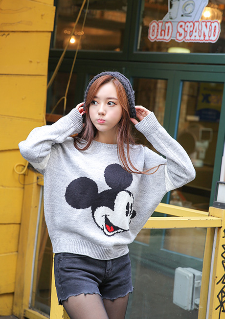 女神孙允珠，浅灰色米奇图案长袖T