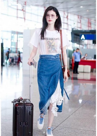 没有何穗的身材真别穿牛仔裙，像林志玲这样勒出大宽胯就尴尬了!