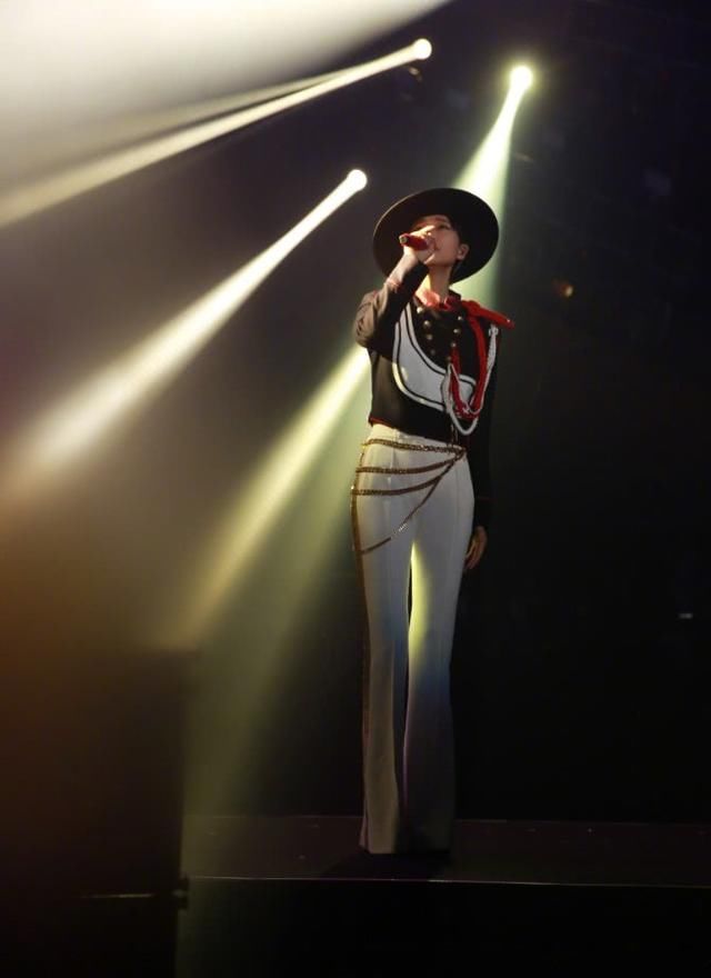 李宇春舞台造型化身黑暗骑士，紧身裤暴露了她S型身材，惊讶了！