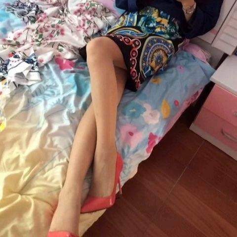 尖头细跟的楦型设计，无论怎么穿都会把腿部的优点展现出来