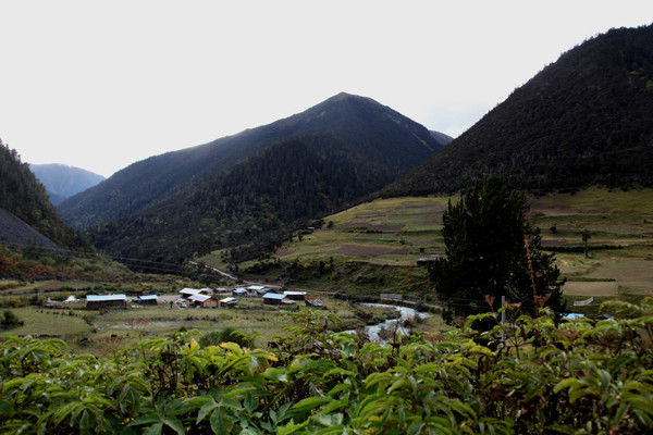 自驾霸道穿越丙察察闯西藏，悬崖边上走一遭，遭遇塌方，泥地陷车