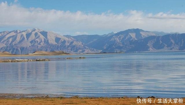 最特别的边境湖泊，两国呈现不同景象，一边鱼虾成群一边荒凉难闻