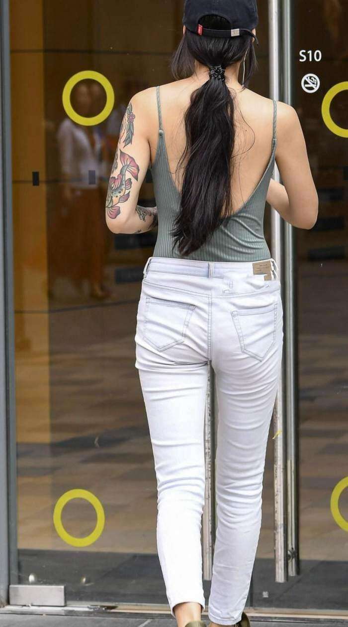 街拍: 纹身小姐姐, 这么穿展现野性一面