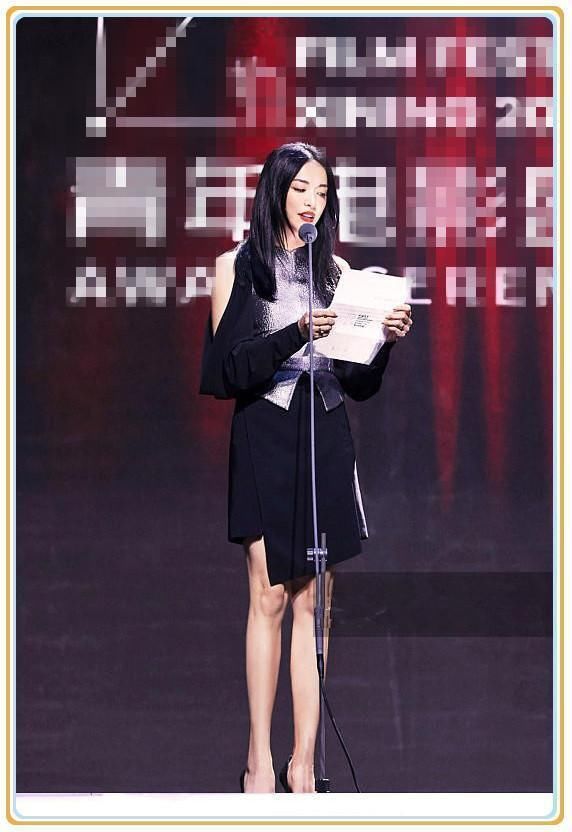 当赵薇和姚晨同穿短裙秀美腿，网友：这差距原谅我不厚道的笑了！