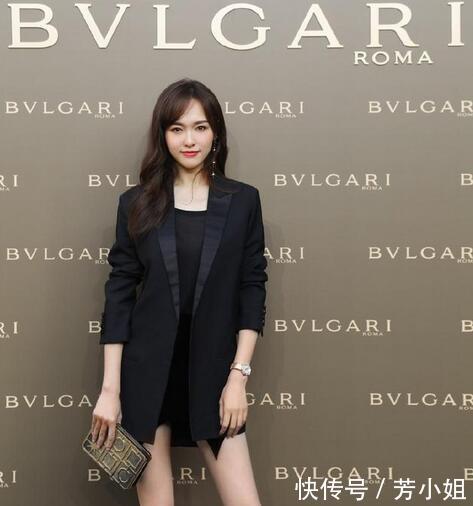 35岁唐嫣简直了，短裙短到尽头还敢穿，网友：敢坐下吗