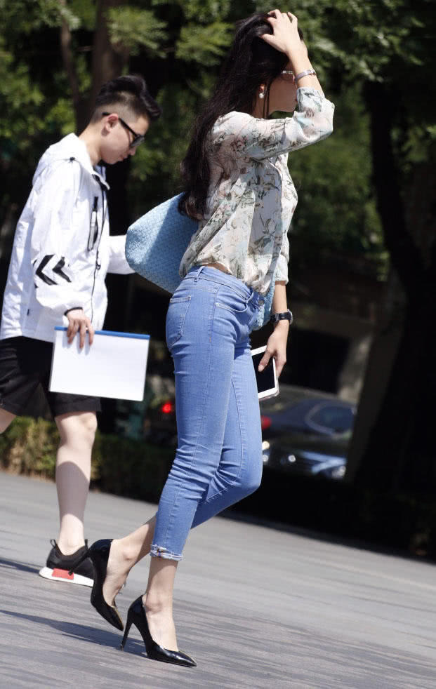 气质小姐姐穿上了紧身牛仔裤，紧致迷人的大长腿很有女人味儿