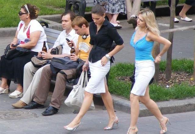 乌克兰路上美女成群，见到中国游客就面带笑容