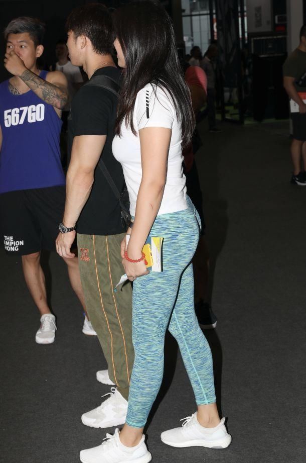 紧身白色体恤搭配花纹紧身裤，完美身形青春靓丽