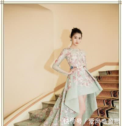 关晓彤气质太奇怪！仙女烫秒变大妈卷，网友咋看都不像21岁！