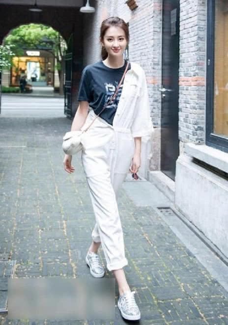 乔欣越来越会穿了，连体裤只穿一半就出街?不过却意外好看!