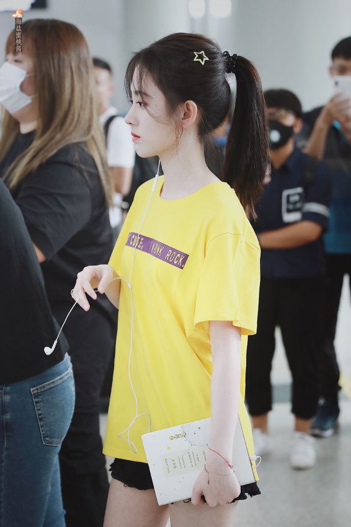 《芸汐传》鞠婧祎穿黄色T恤配短裤现身机场 不愧为四千年一遇美女