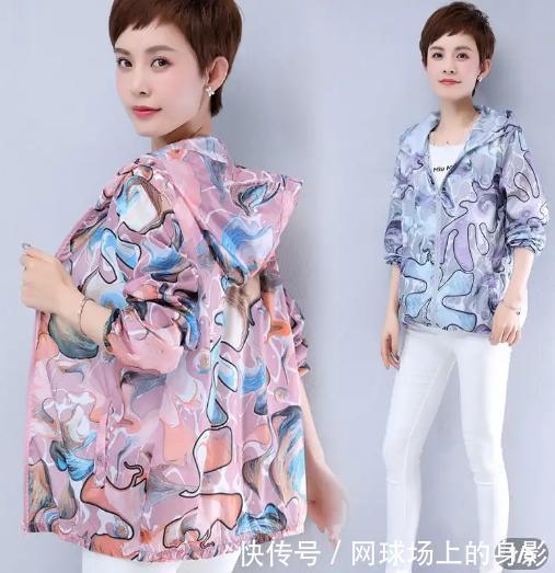 「女人」女人过了52岁,少穿连衣裙,多穿这“淡盐衫”,好穿方便显年轻