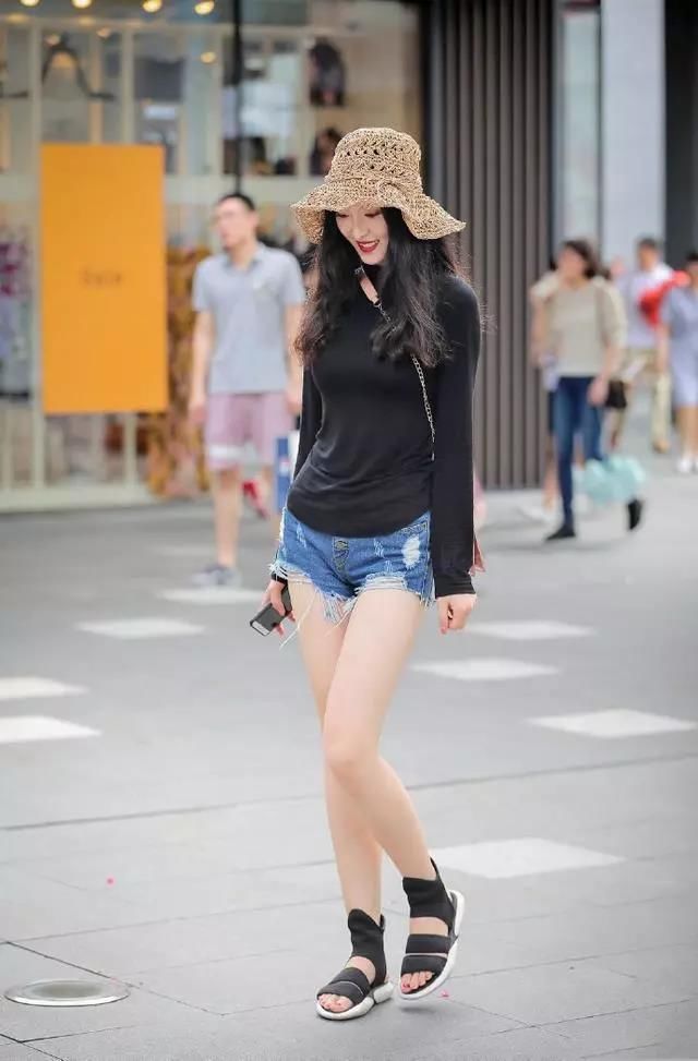 街拍路人，有气质又爱美的女人都爱这么搭，浑身散发出时尚的气息