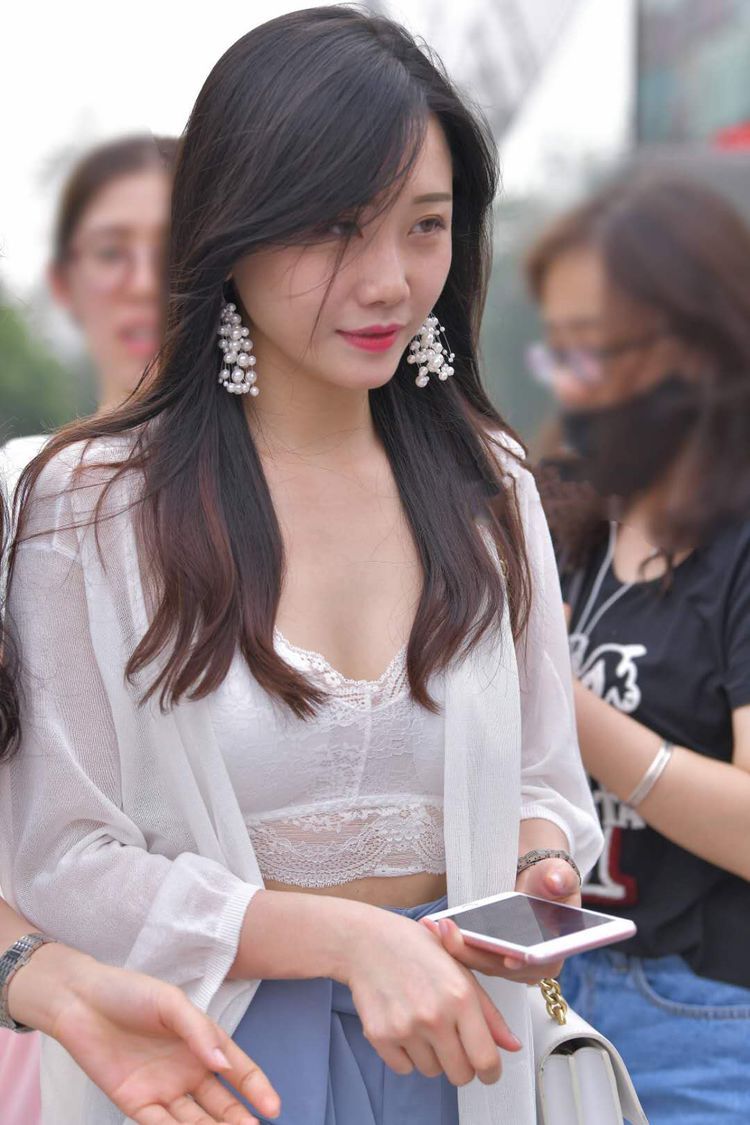 街拍：清秀小姐姐蓝色半身裙搭配白色雪纺衫，性感装扮备受瞩目！