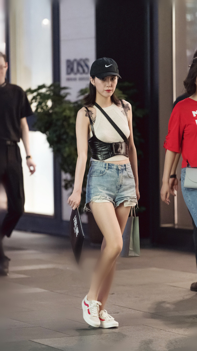 路人街拍：小姐姐粉色长T恤穿出下衣失踪的感觉，一双美腿很养眼