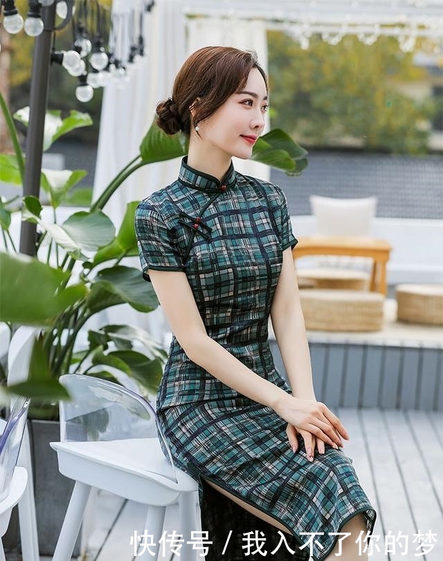 时光■女人要穿得惊艳时光，今春建议这件“旗袍”，优雅又贵气！