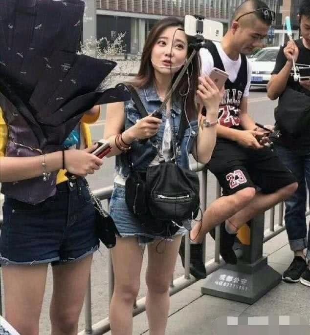 冯提莫一米五实锤！路人抓拍暴露真相，网友：滚出娱乐圈！