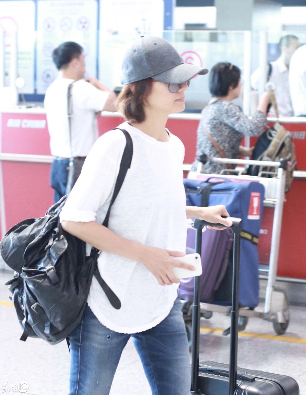袁泉穿白色T恤搭配蓝色牛仔裤现身机场,穿的鞋子尽显满满少女心