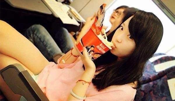 为啥一趟火车有上千乘客，连几十份盒饭都卖不掉？乘务员说出实情