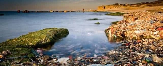 印尼村庄男女老少见洋垃圾笑逐颜开，不顾健康不种水稻只要洋垃圾