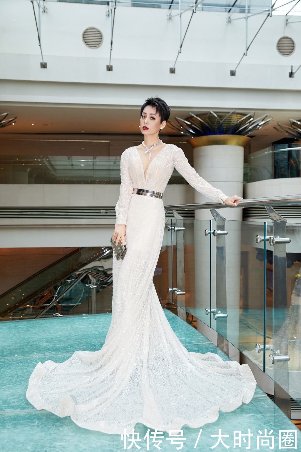 46岁宁静绝了！穿深V鱼尾裙惊艳全场，网友：这身材逼死多少人？