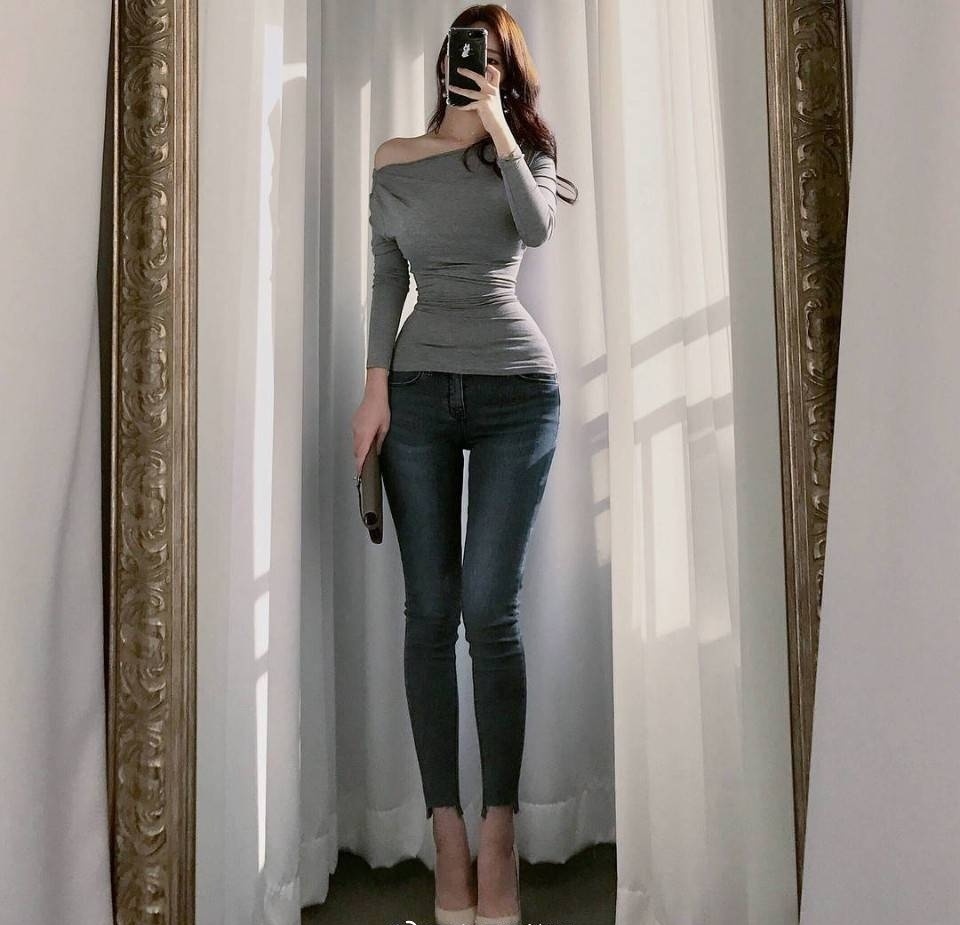 蜂腰大长腿，紧身牛仔裤尽显身材凹凸有致的曲线