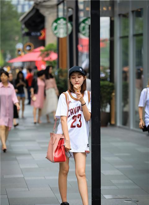 街拍：时尚性感的小姐姐，打扮上既简约又时尚很美好！