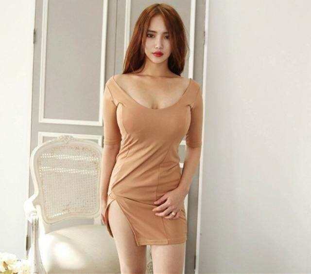 街拍: 薄款的紧身高开叉裙, 满满的都是成熟女人的魅力