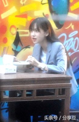 Baby与邓伦街头拍戏 嘟嘴吃面条呆萌认真 经历假吃造谣后都认真吃