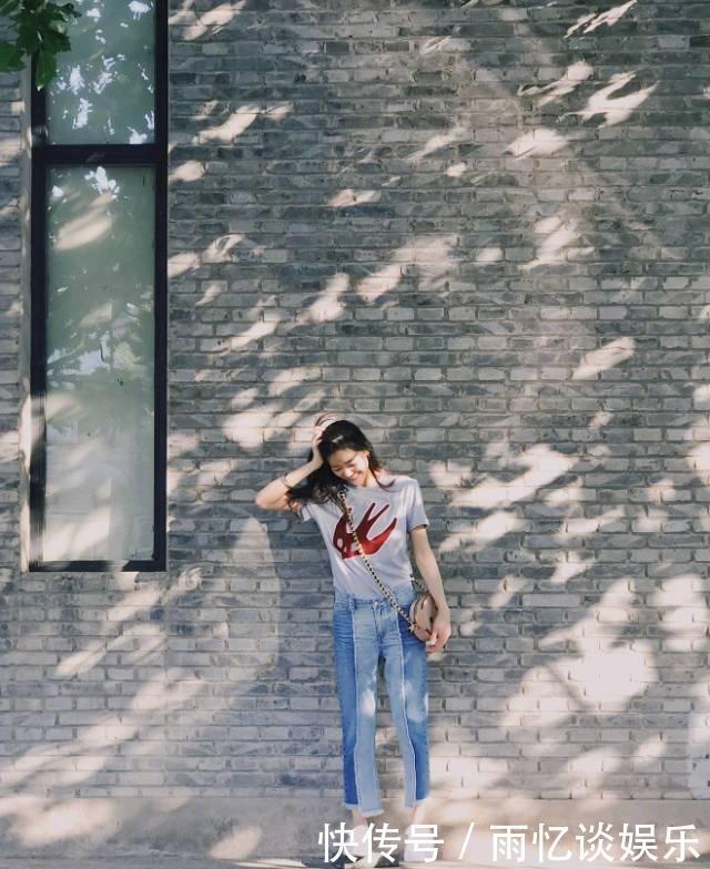 刘雯清新范儿现身，却在小白裙里面穿长裤，网友：超模任性呗！
