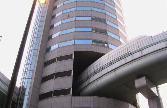 日本也有重庆同款大楼，高速公路从大楼穿过，安静又干净