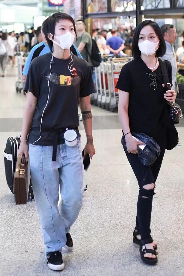 窦靖童周迅忘年交同框,同款搪瓷杯要不要来一只?