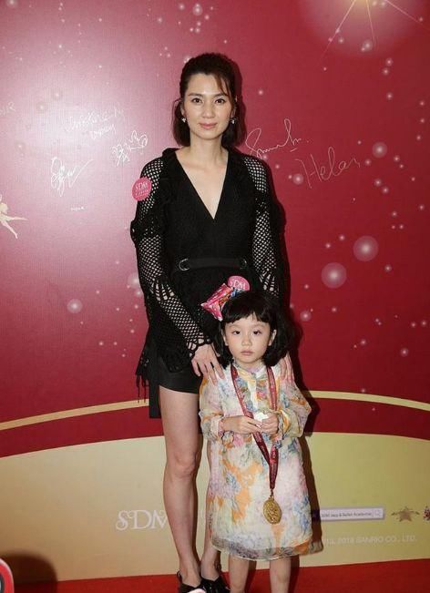 张丹峰一家高调亮相,46岁洪欣嫩成26岁,高颜值女儿大长腿太抢镜