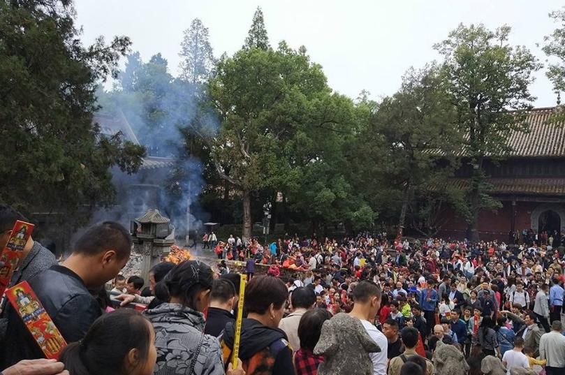 佛教信徒疑惑：去寺庙烧香时，3根，6根，9根代表了什么意思呢？