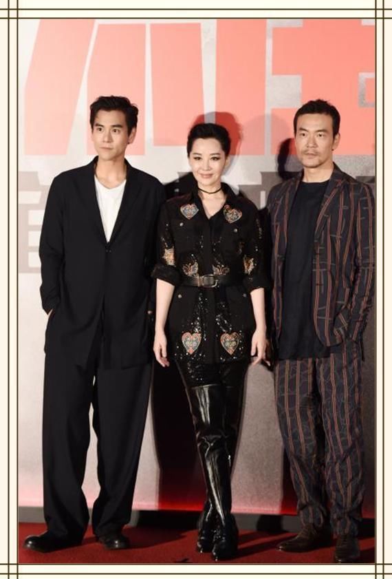 许晴终于服老,一身黑韵味十足,网友:这才是49岁女人最美的样子