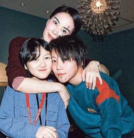 窦靖童风格“大反转”，粉色造型展现出女人味，终于像个女孩子了