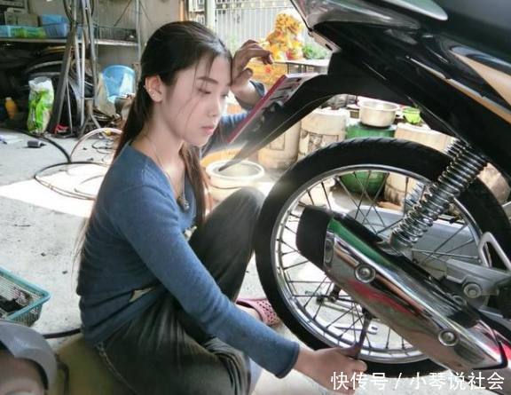 修车的少女，抬起头来让人惊艳，甜美外表和修长美腿让她走红网络