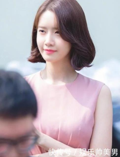 28岁林允儿和21岁关晓彤同穿粉色裙,网友:女神和阿姨的差距