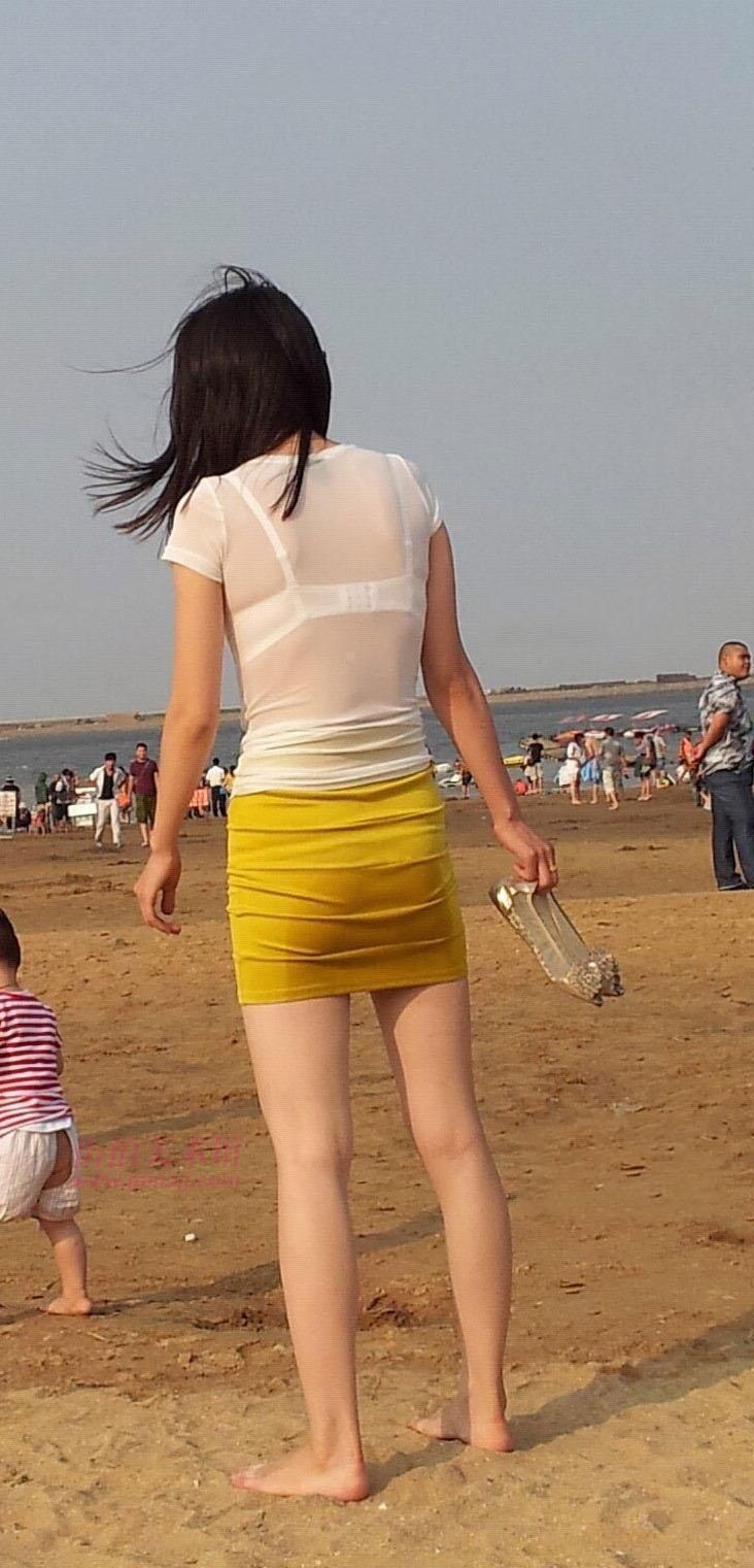 性感辣妈透视装包臀裙身材迷人惹火, 为孩子屁股湿透了尴尬也开心