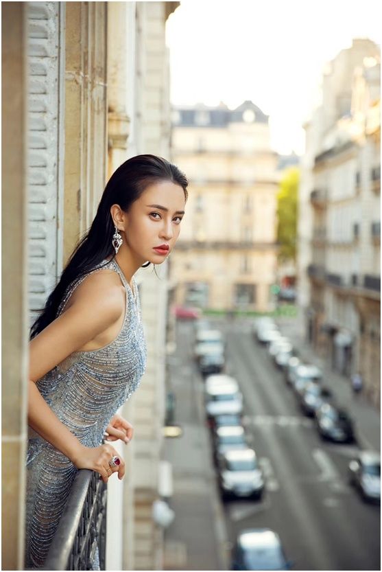 母其弥雅强势转型成时尚ICON，国际脸征服巴黎备受瞩目