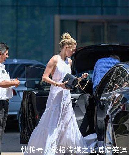 艾梅柏·希尔德穿纯白长裙大散文艺气息，街头匆忙赶行程露美背