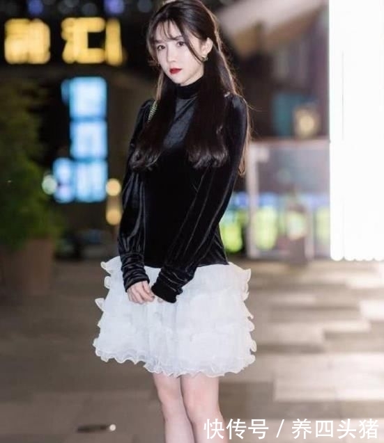  连体：街拍：风风韵韵的美女，一件粉红色连体裤外搭白色开衫