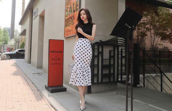 女神孙允珠，玄武岩黑磨牛奶波点无袖套裙