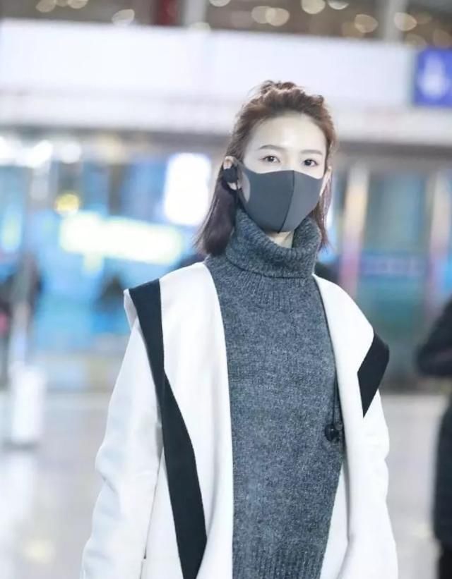  『看起来』陈瑶扎丸子头清新减龄，黑白灰服饰简约时尚，眼眸灵动