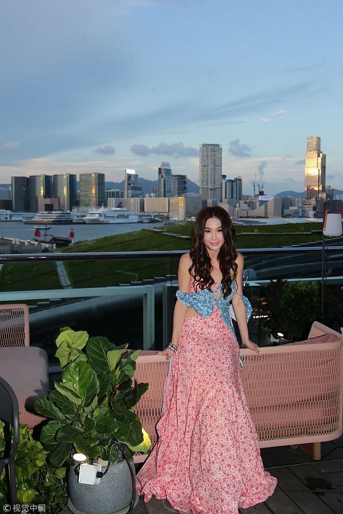 温碧霞穿粉蓝裙扮嫩庆祝52岁生日 获老公贴心送花额头一吻恩爱无