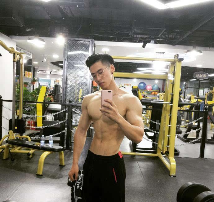 爱健身的大长腿，拥有一张明星脸，胸肌腹肌人鱼线全都有